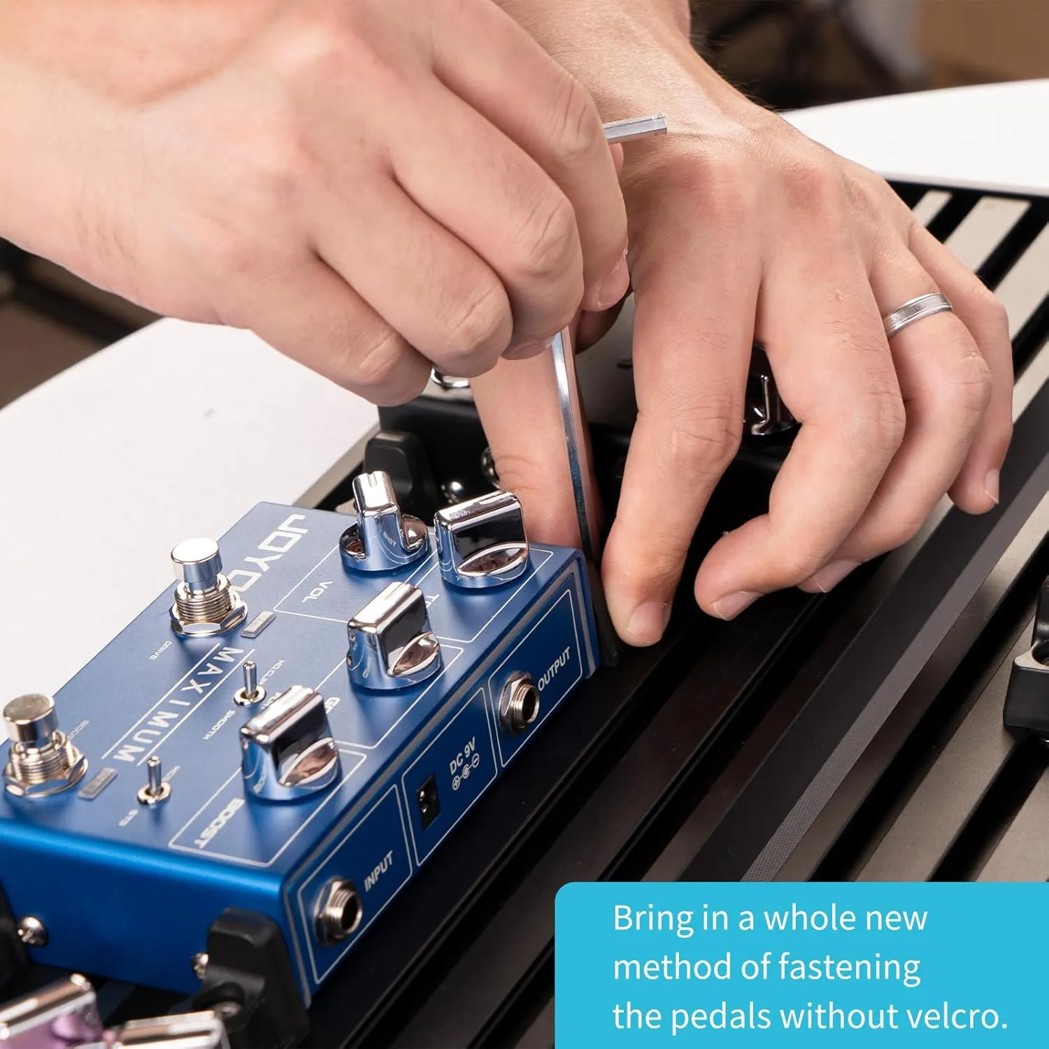GUITTO Guitar Pedal Board - Clip-Mount Guitar Effect Pedal board Aluminum Alloy with Carry Bag No Residue GPB-01 Small