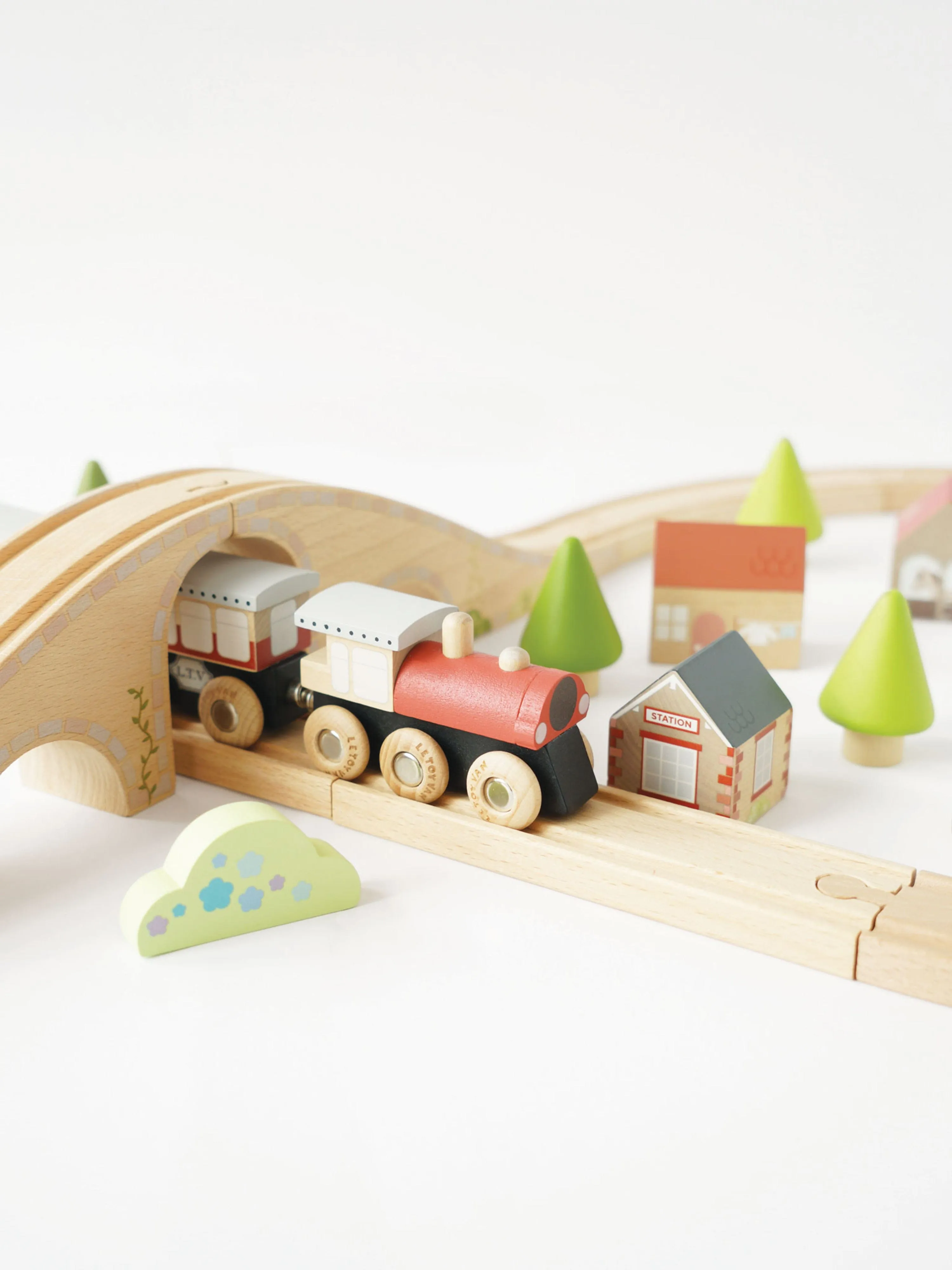 Le Toy Van Figure of 8 Train Set-40 Pieces (Track W:104 x D:45 x H:7.5cm)