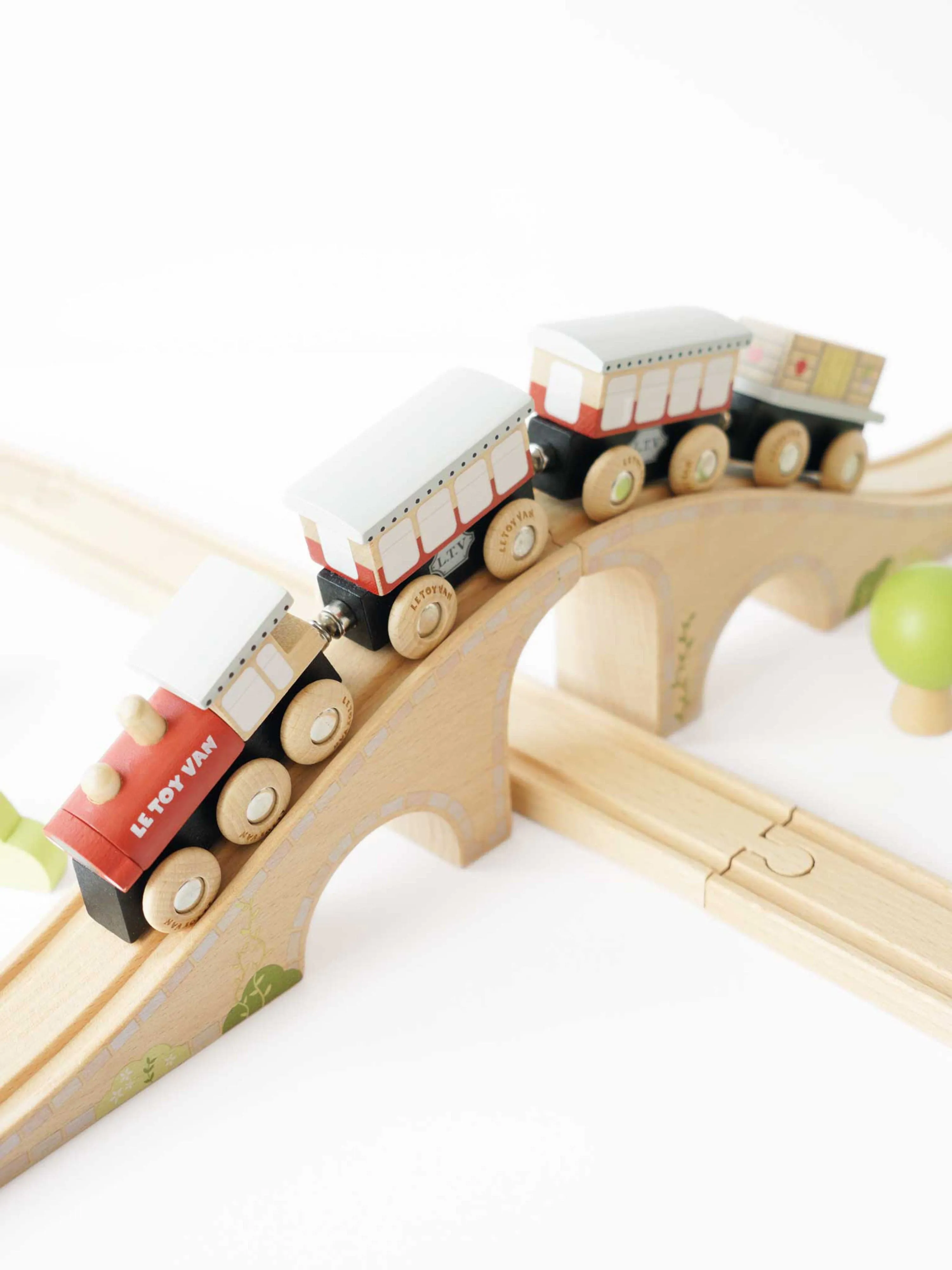 Le Toy Van Figure of 8 Train Set-40 Pieces (Track W:104 x D:45 x H:7.5cm)