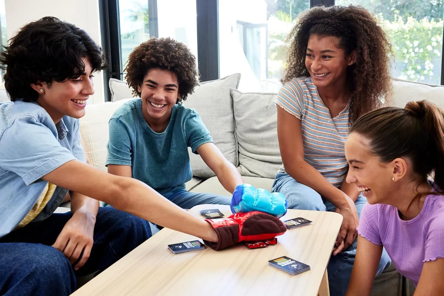 Mattel Games Rock ‘Em Sock ‘Em Robots Fight Cards Card Game, Team Party Game for Kids & Adults with 2 Boxing Gloves