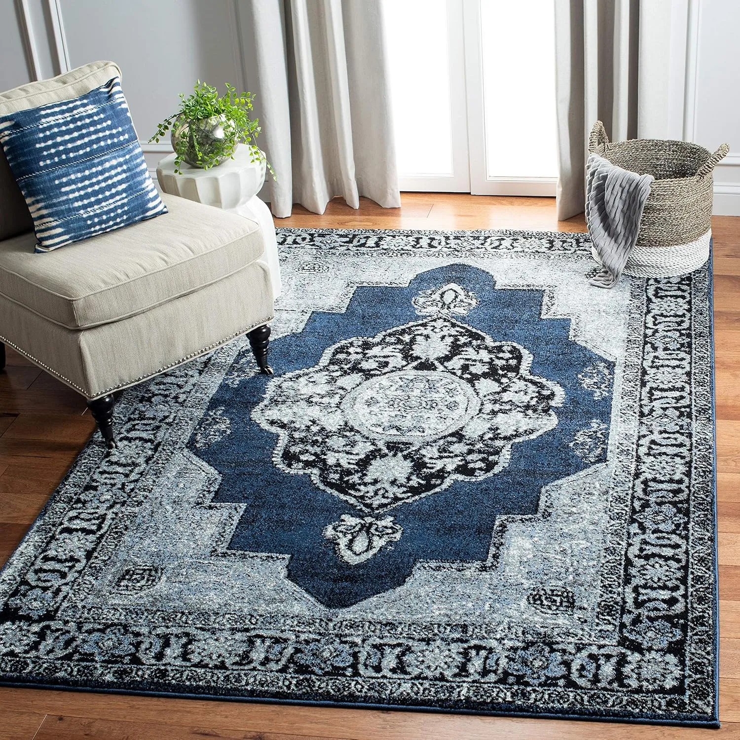 SAFAVIEH Vintage Hamadan Collection Area Rug - 8' x 10', Blue & Grey, Oriental Traditional Persian Design, Non-Shedding & Easy Care, Ideal for High Traffic Areas in Living Room, Bedroom (VTH219M)