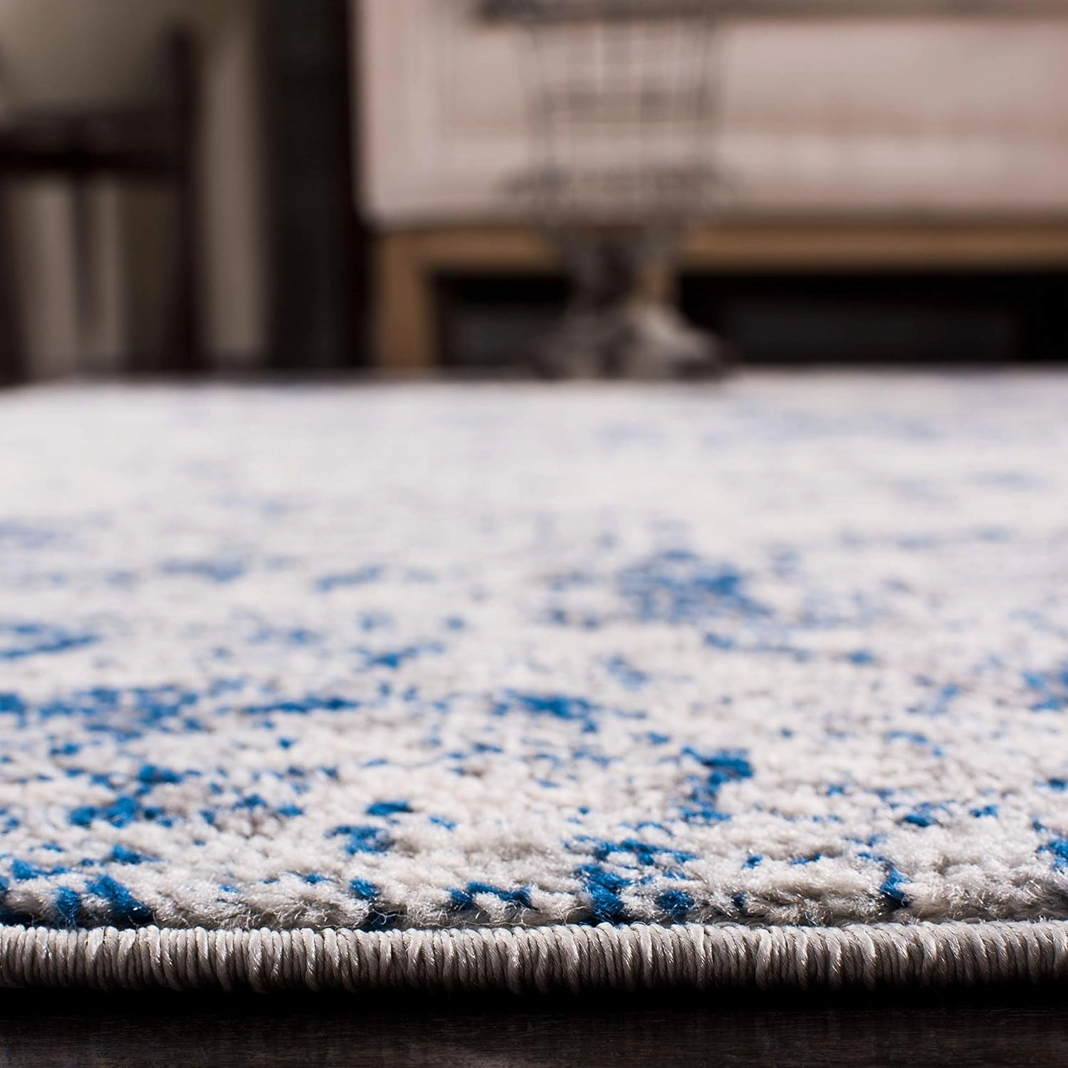 SAFAVIEH Area Rug 8x10 - Madison Collection - Large - White & Royal Blue, Boho Chic Distressed Design, Non-Shedding & Easy Cleaning, Ideal for Living Room, Bedroom, Office, Dining Space (MAD611C)