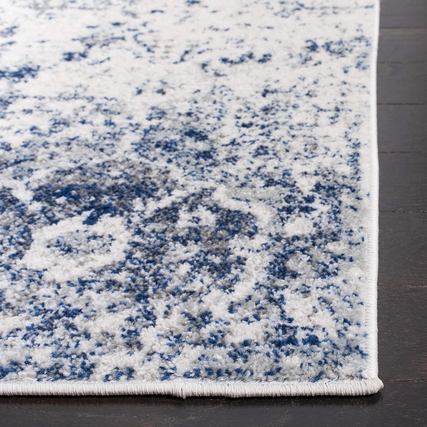 SAFAVIEH Area Rug 8x10 - Madison Collection - Large - White & Royal Blue, Boho Chic Distressed Design, Non-Shedding & Easy Cleaning, Ideal for Living Room, Bedroom, Office, Dining Space (MAD611C)